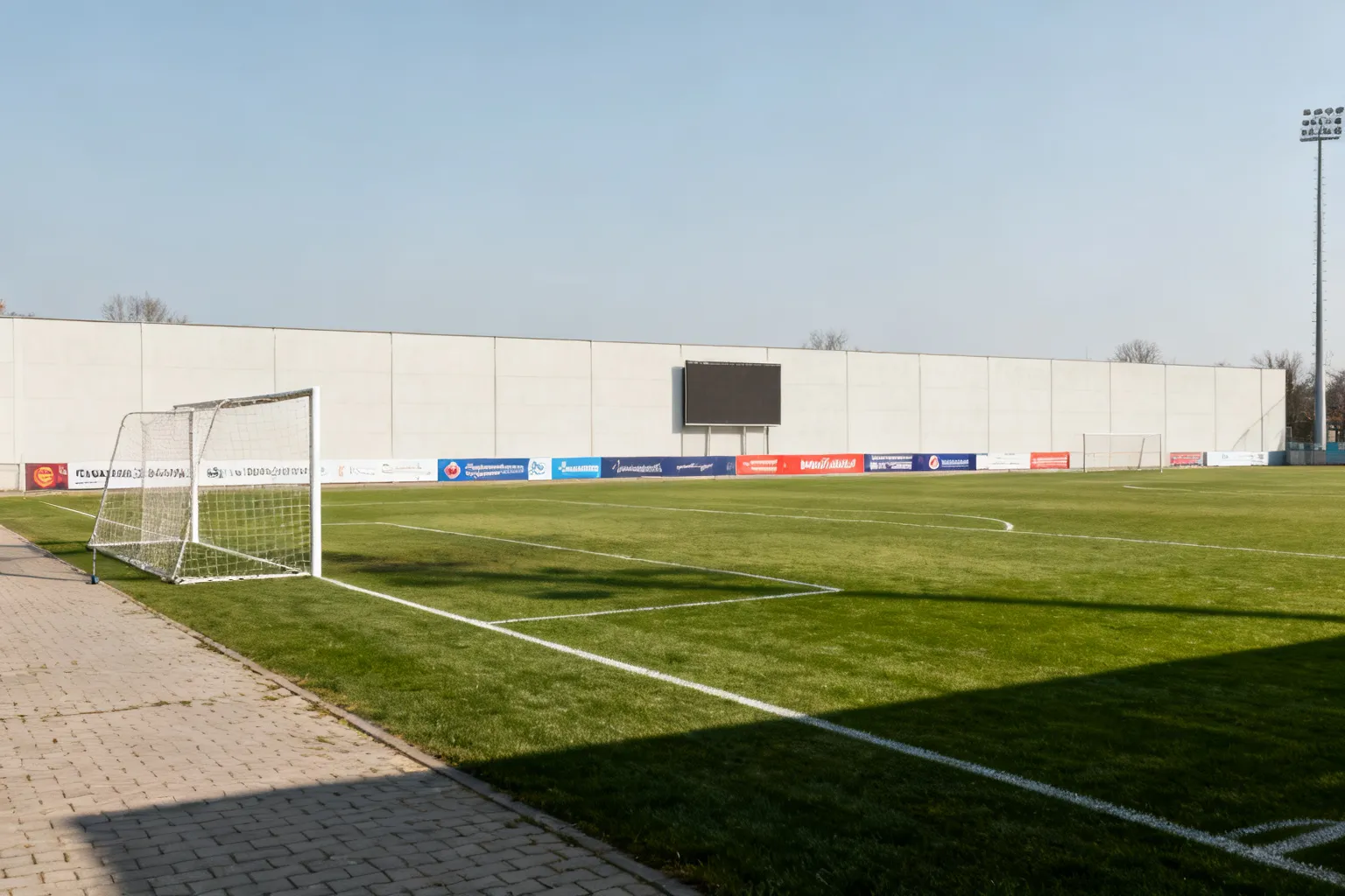 Lech Poznań wygrał z Widzewem 3:2 w Łodzi po błędzie Drągowskiego